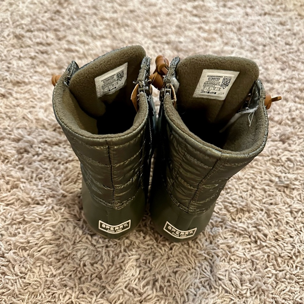 Sperry Saltwater Duck Boot in Dark Olive - Size 8 - Picture 4 of 4